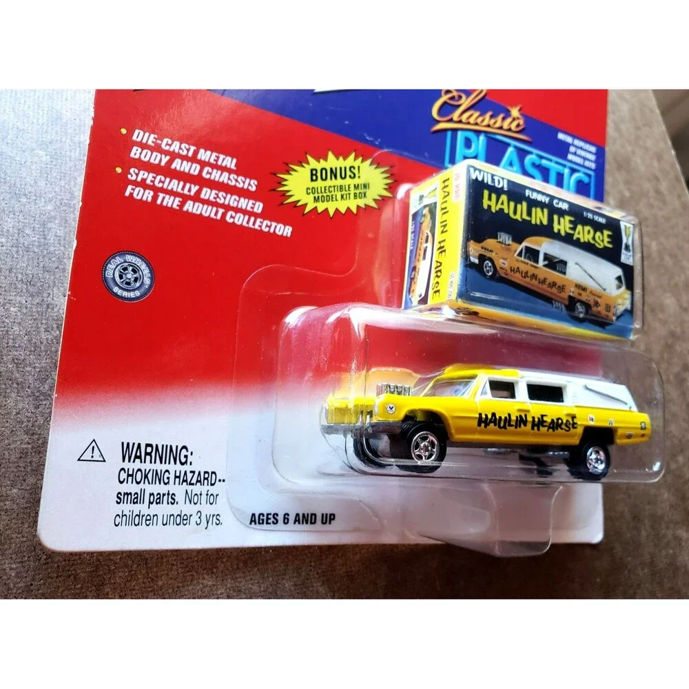 2001 Johnny lightning WILD! HAULING HEARSE Yellow CLASSIC PLASTIC Funny Car 1:64